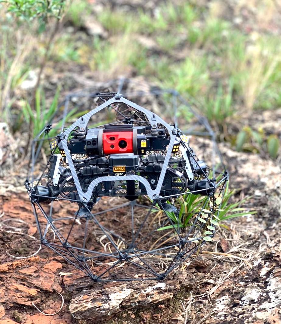 Drone de espaço confinado no meio do mato