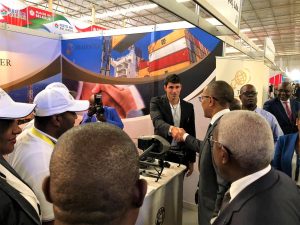 Diretor Comercial Ricardo Santos cumprimentando o Primeiro Ministro de Angola