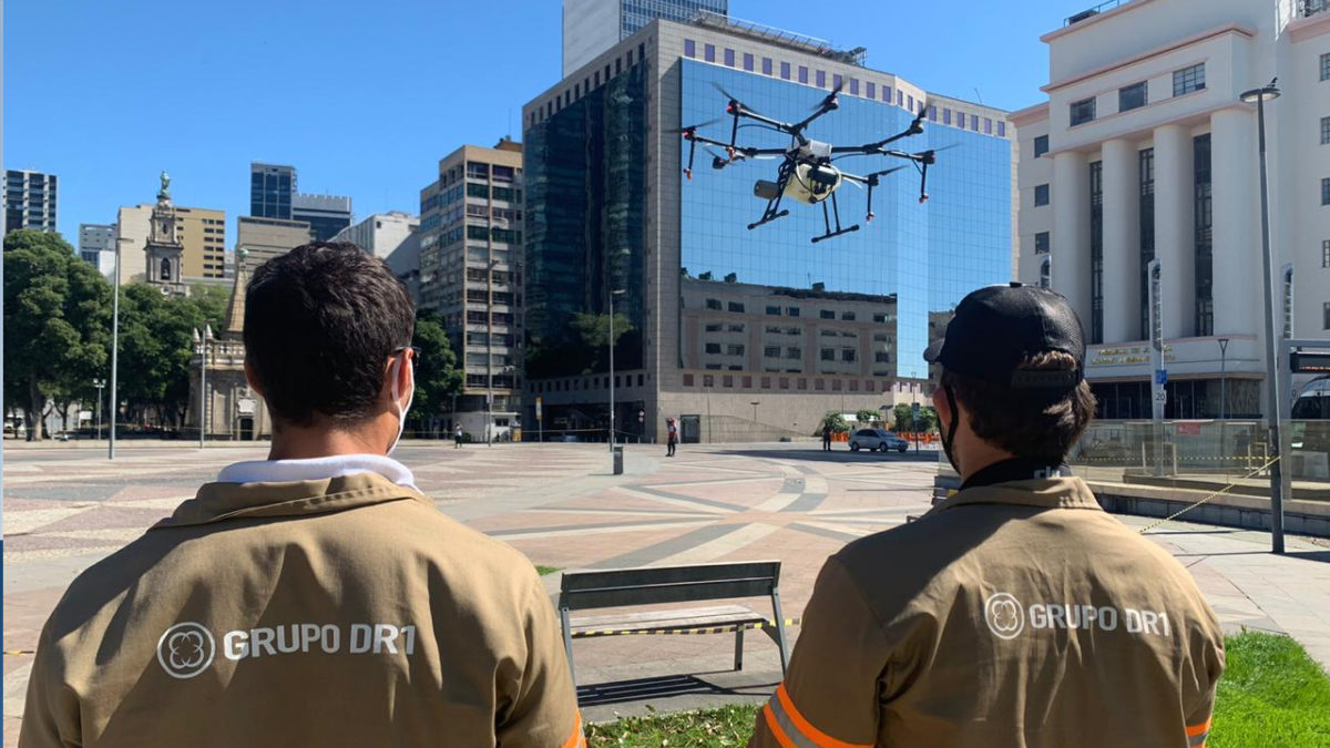 Drones pulverizadores em teste para desinfecção de ruas no combate ao covid-19 na Praça XV
