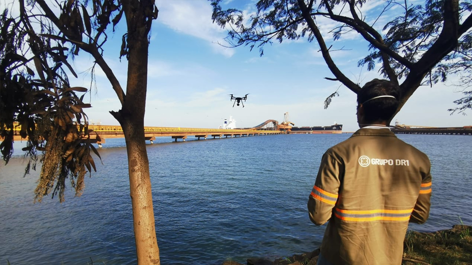 drones e inovação drone sobre o rio