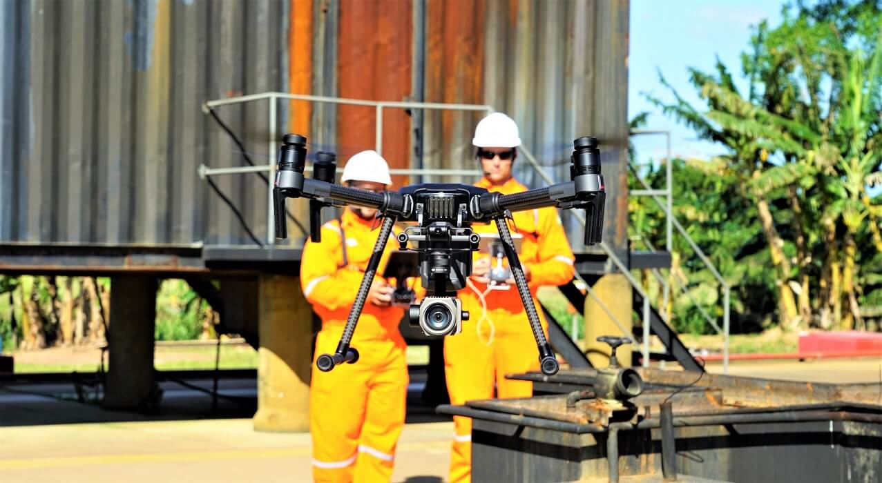 Dois operadores com um drone em movimento - Matéria Fatos sobre o mercado de drones